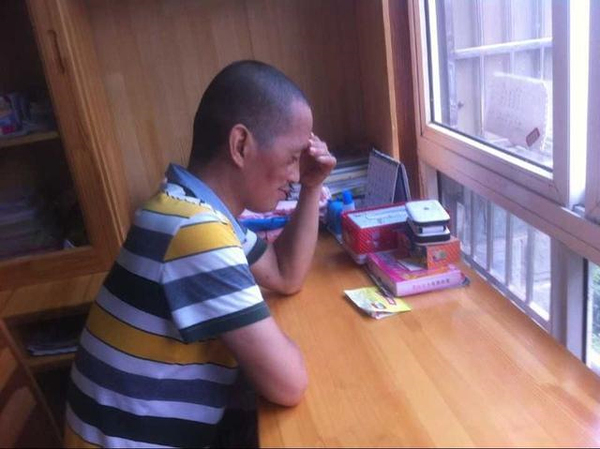 因生活拮据男子购刀自切肿瘤-已切十多次2