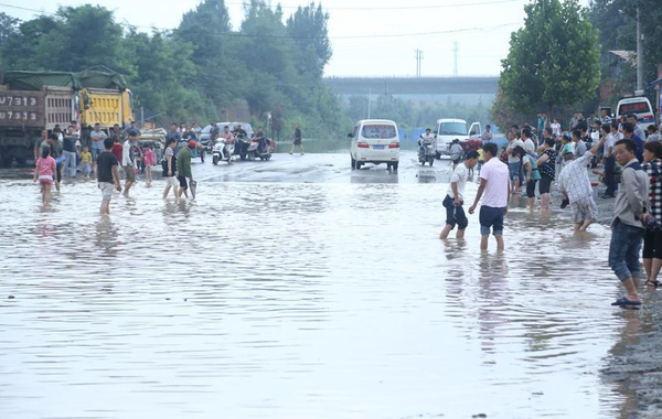 道路积水严重村民水中捞车牌卖钱-一个要价100元2
