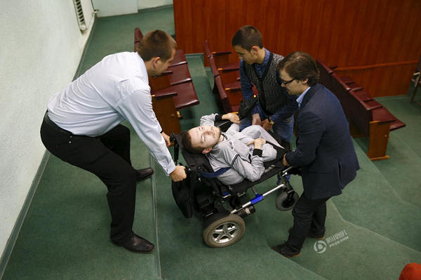 该手术的主治医师卡纳韦罗称，如果“头部移植”手术能获得成功，那将给患有绝症的病人提供出路。但由于换头手术风险极高，医学界对此存疑。