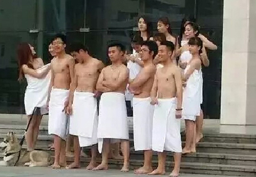 中国矿业大学校园内多学生裹浴巾拍摄毕业照的照片被大量转发，网友自叹不如：“城里大学生真会玩。”