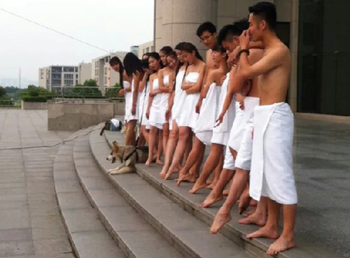 中国矿业大学校园内多学生裹浴巾拍摄毕业照的照片被大量转发，网友自叹不如：“城里大学生真会玩。”1