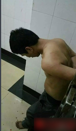 男子当街偷抢小孩被上千民众围堵2