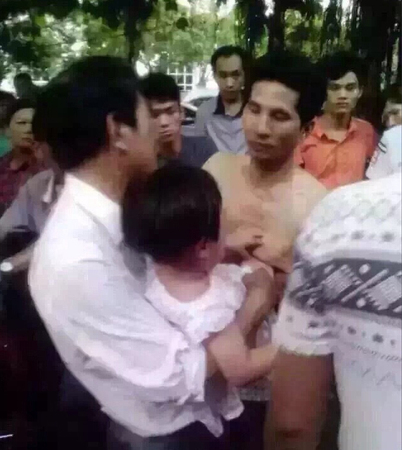 男子当街偷抢小孩被上千民众围堵65