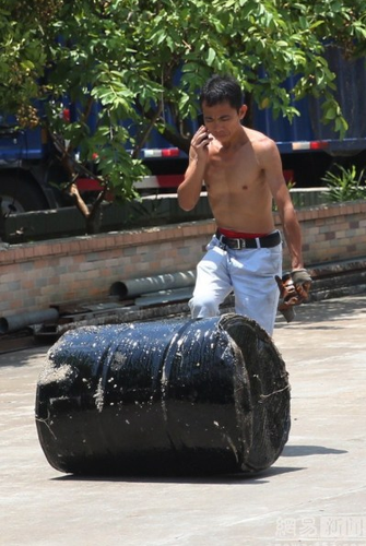 　　随后，店主逐渐出现头晕、恶心和肠胃不舒服的感觉，“不舒服以后，我赶紧把店关闭，并离开了”。图为发生泄漏的储存铁桶。