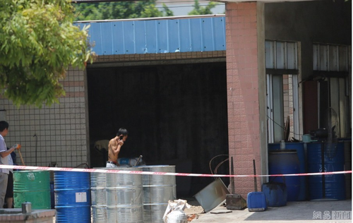 　据工厂附近便利店店主介绍，他先后听到两声爆炸，“爆炸的声音很响，我还以为是附近马路上的汽车爆胎的声音呢”。然而，就在店主正在思索是什么响声时，对面的工厂内突然冒出大量的白色浓烟，并伴有非常刺鼻的味道传来。图为工人在现场清理。