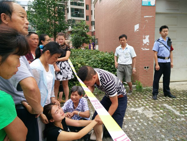 父亲将两女儿扔下楼后跳楼自杀-3人当场死亡4