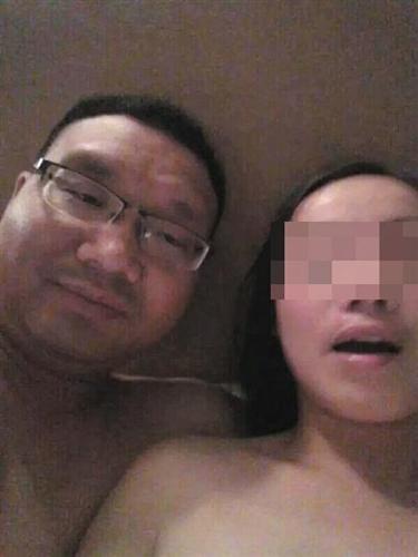 副镇长邓卫与一名女子的床照被公布在举报网帖中。