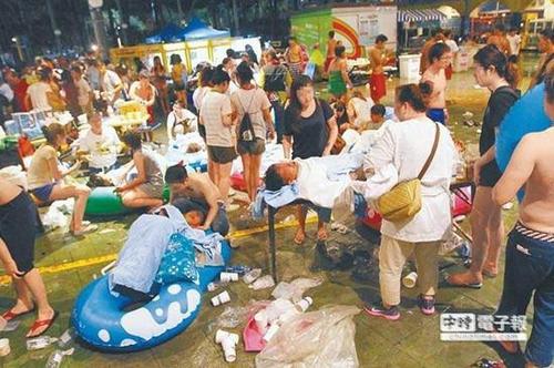 台湾八仙乐园尘爆案，至今仍有237位病危病患在医院救治，不过6日上午传出不幸消息，1名20岁男子历经10天与死神搏斗，但仍不幸在今天宣告不治。台湾“中时电子报”资料图
