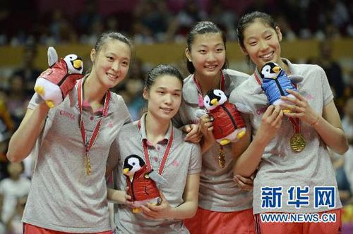7月5日，中国队队员惠若琪（左一）、王梦洁（左二）、袁心玥（右二）、朱婷在领奖台上。当日，2015世界女排大奖赛北仑站比赛落下帷幕，中国队以3比1战胜俄罗斯队，以三战全胜的成绩夺得2015世界女排大奖赛北仑站冠军。新华社记者鞠焕宗摄 - 副本