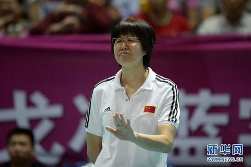 7月5日，中国队主教练郎平在比赛中指导队员。