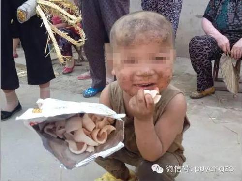 爱心人士送来的零食，小洪波开心地笑了。
