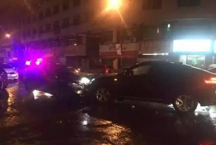温州两男子为争美女驾奔驰宝马街头四次对撞3