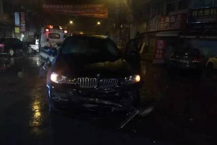 温州两男子为争美女驾奔驰宝马街头四次对撞4