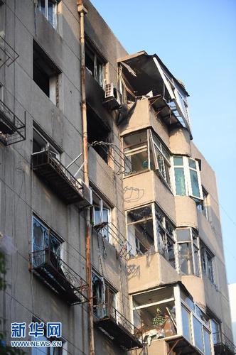 7月8日，这是记者拍摄的爆炸现场（居民楼南面）。当日17时左右，沈阳市和平区铁厦社区一居民楼内发生煤气爆炸，初步查明2人死亡。当地政府相关部门迅速赶赴现场调查处置。