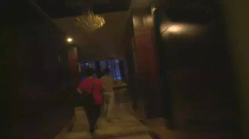 　就在此时，一名自称足浴部经理的男子突然出现在记者身边，当记者询问房间的包是谁的时，这名男子从安全出口迅速逃离。记者一路跟踪来到酒店的四楼，一个个房间的寻找，终于在走廊的尽头，找到了一间仓库。