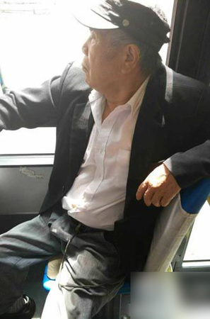 女孩公交上因低头玩手机未让座遭老人扇耳光2