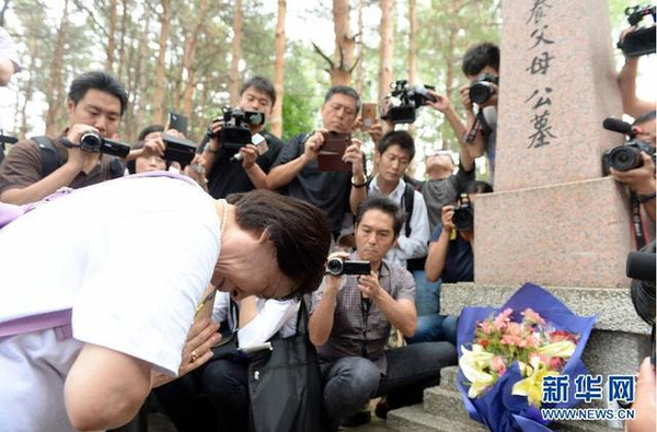 日本遗孤来华祭拜中国养父母-下跪痛哭2