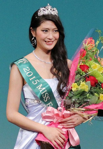 世界四大选美比赛之一的“Miss Earth”11日在东京举行比赛，24岁的新潟女孩山田彩乃脱颖而出成为2015地球小姐日本赛区代表。日本网友纷纷吐槽“长太丑”。