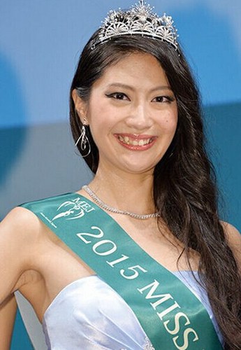 世界四大选美比赛之一的“Miss Earth”11日在东京举行比赛，24岁的新潟女孩山田彩乃脱颖而出成为2015地球小姐日本赛区代表。日本网友纷纷吐槽“长太丑”。1
