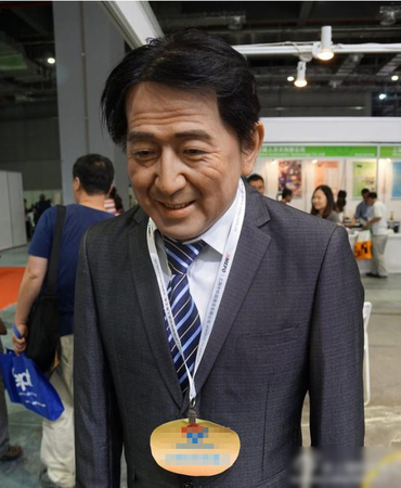 安倍机器人亮相上海鞠躬“道歉”-参观者兴奋合影2