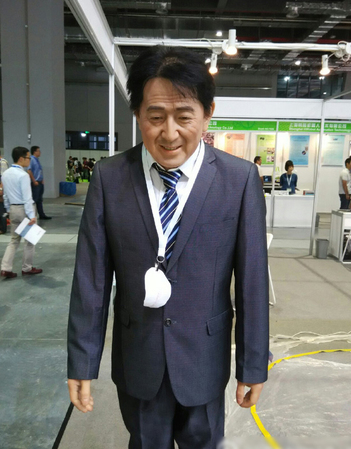 安倍机器人亮相上海鞠躬“道歉”-参观者兴奋合影4