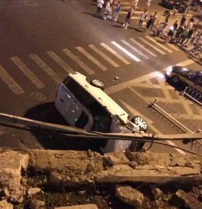 路虎车冲破栏杆飞下桥面砸中过路小车 现场惨烈