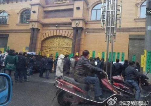 “14日中午他给我来了个电话，说他去香港了。”邹勇说，有员工看到他就在院子里。