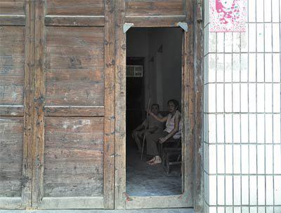 陈晓雯的爷爷、奶奶都已年迈，身体不好，但在他们眼里，晓雯算是懂事的孩子。