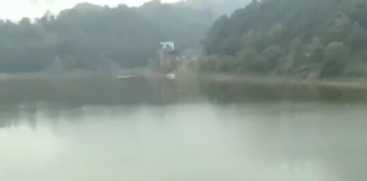 四川达州疑现水怪-市民目击称其掀起白色巨浪2