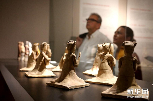 7月15日，在意大利罗马威尼斯宫，人们在“汉唐中原·河南文物精品展”上参观。