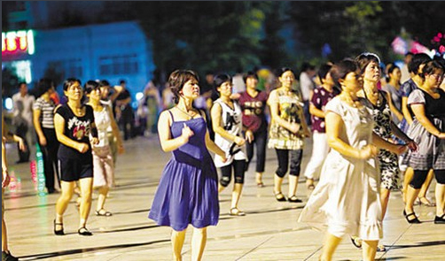 大妈跳广场舞致房价下跌-降价12万没人买3