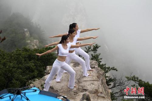 美女悬崖边练瑜伽