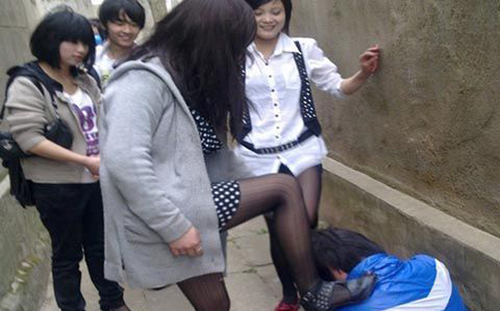 14岁女孩遭脱衣欺凌 心理崩溃剃眉毛自残