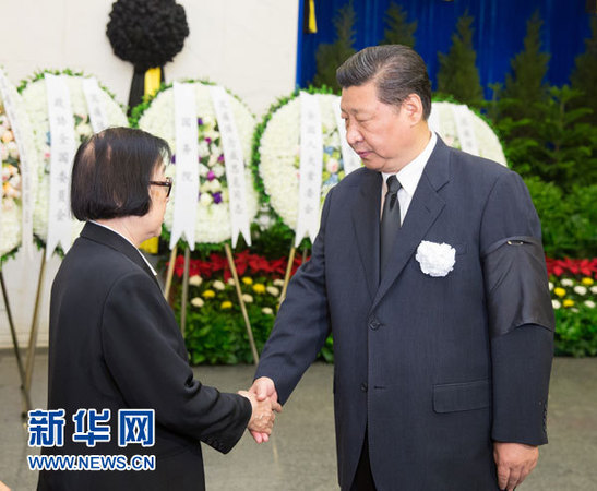 　7月20日，成思危同志遗体在北京八宝山革命公墓火化。习近平、李克强、张德江、俞正声、刘云山、王岐山、张高丽等前往八宝山送别。这是习近平与成思危亲属握手，表示深切慰问。 新华社记者 黄敬文 摄
