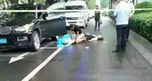 男子在公安局门口宝马车中喝药自杀2