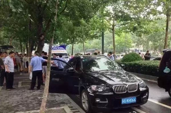 男子在公安局门口宝马车中喝药自杀3