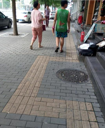 北京一条700米盲道拐了40个弯2