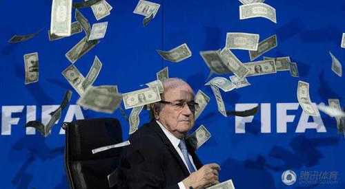 FIFA发布会被打断，抗议者拿“钱”砸布拉特，神情落寞。