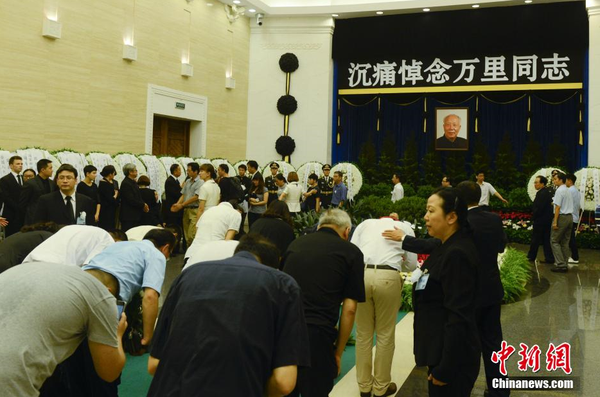 7月22日，万里遗体在北京火化，社会各界人士前往八宝山殡仪馆进行悼念。 中新社发 盛佳鹏 摄