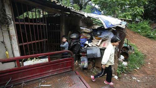 路路的家非常简陋，父母就靠收废旧品挣点收入。 春城晚报记者 周明佳 摄