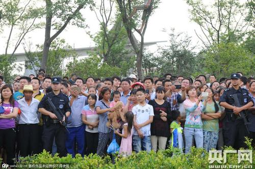 2015年07月20日，安徽滁州，菱溪湖公园凶杀案犯罪嫌疑人在菱溪湖公园进行犯罪现场指认。