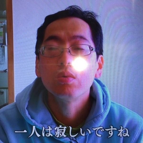在1988年的时候，16岁的他毅然决定开始蛰居生活。也开始了他成为日本第一宅男的“战斗之路”。