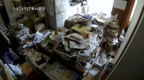 　27年来，日本第一宅男真树每天就是看电视、报纸、杂志、摆弄相机，聊天的对象仅限于如今已经69岁的母亲。