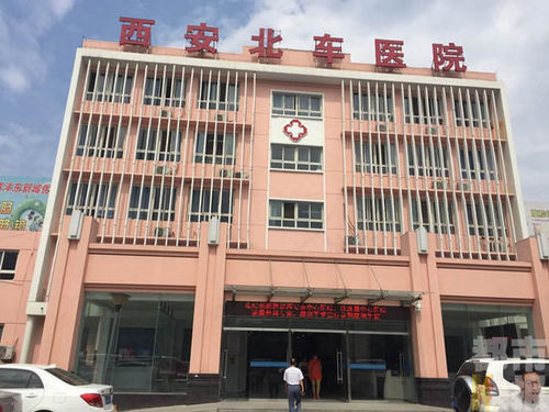 从视频中可以看到，虽然有人一直在喊别打了，但这名男子一直在打老人耳光，还用脚狠踩老人头部。据了解，此次事件导致贺阿姨一根肋骨断裂，面部青紫，牙齿也被打掉了两颗。而涉事的菜商，今年也五十多岁了，其打人的儿子则在三十岁左右。