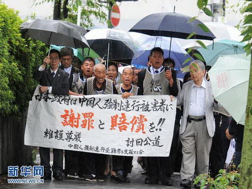今年6月，二战幸存中国劳工及遗属冒雨前往大阪地方法院起诉日本政府。（资料图）