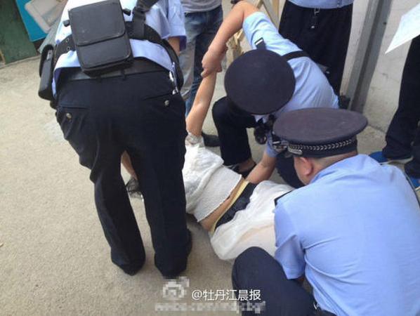 7月21日，牡丹江市公安局巡警支队四大队接到指挥中心指令：在当地爱民街东小一条路附近的一家旅店内，一对男女正因情感纠纷发生争执，女子做出强烈的轻生行为。接报后，警方立即赶赴案发现场。据出警巡警介绍，当时女子站在七楼阳台，一条腿已经悬空，旁边有一个男子，二人还在争执。期间，女子大喊“你欺骗我”一类的言语。巡警先将两人分开，分别进行劝导，稳定双方的情绪。随后，巡警将女子送回到其住处，她突然拿起刚刚打碎的玻璃碎片和随身携带的安眠药吞入口中，并且情绪激动地抓起一块玻璃碎片要割腕自杀。巡警见状，立即控制住女子的双手，同时拨打120急救电话。随后，女子被120急救车送往医院救治。[!--empirenews.page--]