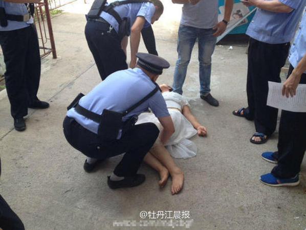 据轻生女子母亲介绍，该女子是吉林省四平人，性格内向，男子是黑龙江省绥化人，两人通过网络交友相识，随后发展成情侣关系，但因女子与男子年龄相差10岁，遭到家人的强烈反对，女子执意来牡与男子相见。两人相见后，感觉和网上信息差别很大，便产生分歧，女子随后作出极端行为。目前，该女子没有生病危险，但因吞服了碎玻璃仍需留院观察。