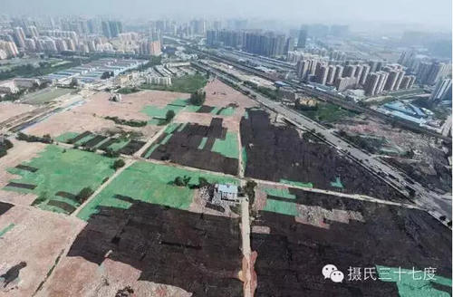　直升机探寻郑州拆迁建筑工地扬尘治理情况。图为南三环与西环附近的拆迁工地。