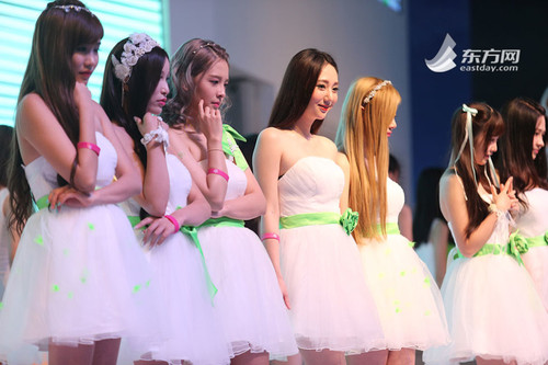 记者发现今年的ChinaJoy确实难觅Showgirl比拼“胸器”的情况。各展台Showgirl转而比拼颜值、美腿，大秀青春活力的劲歌热舞吸引眼球。