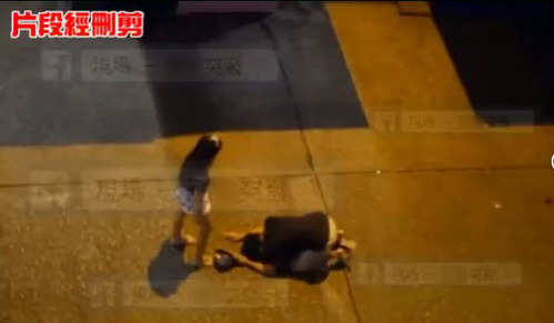 大律师陆伟雄称，即使是一个愿打一个愿捱的情侣关系，出手打人者随时亦要负上刑责，警方有权主动介入，倘事主伤势较重，可由袭击改控伤人罪，最高判刑3年，奉劝时下年轻人不要做出过火行为。